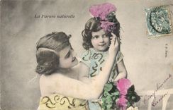 CPA Fantaisie Femme Enfant La parure naturelle