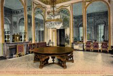 CPA Versailles Le grand Trianon Le salon des glaces Table du conseil en chene de Malabar d'un seul morceau