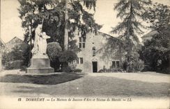 CPA Domremy La Maison De Jeanne D'Arc Et Statue De Mercie
