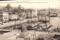 CPA Le Havre Place Cambetta Monument Commemoratif de la grande guerre et bassin du commerce Bateaux