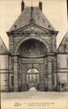 VINTAGE POSTCARD Palate De Fontainebleau Gate of the Court Henri IV