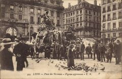 CPA Lyon Place des Terreaux Pigeons apprivoises