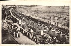 CPA Les Sables D'Olonne Le Remblai et la Plage