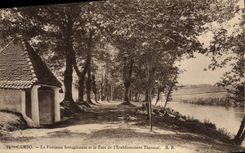 CPA Cambo La Fontaine Ferrugineuse Et Le Parc De I'Etablissement Thermal