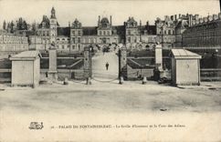 CPA Foret De Fontainebleau La Grille D'Honneur Et La Cour Des Adieux