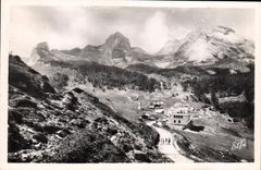 CPA Les Basses Pyrenees Le Cirque De Gourette La route d'Aubisque Centre de sports d'hiver