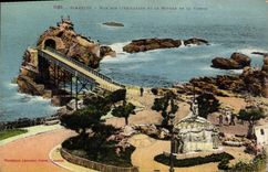 CPA Biarritz Vue Sur l'esplanade et le rocher de la vierge
