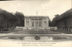 CPA Versailles Le Palais du Petit Trianon Sur Les Jardins