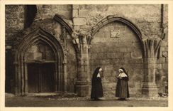 CPA Dol De Bretagne L'Abbaye Porte du 15eme dans le cloitre religieuses 