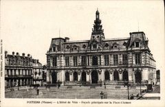 CPA Poitiers L'Hotel De Ville Facade Principale sur la place d'armes