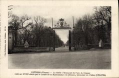 CPA Poitiers La Grille D'Honneur Du Parc De Blossac