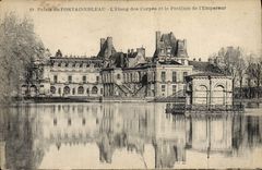 CPA Palais De Fontainebleau L'Etang Des Carpes Et Le Pavillon De I'Empereur