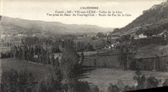 CPA L'Auvergne Cantal Vic sur Cere Vallee de la Cere Vue prise du banc du Touring Club Route du Pas de la Cere