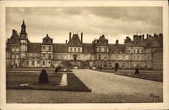 VINTAGE POSTCARD Palate De Fontainebleau Frontage on the court of the White horse or court of the good-byes