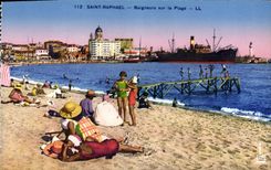 CPA Saint Raphael Baigneurs Sur La Plage Bateau