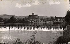 CPM Villeneuve sur Yonne Les bords de Yonne le barrage