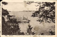 CPA Dinard L'Arrivee et Debarcadere des Vedettes Dans le lointain Saint Malo Bateau