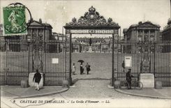 VINTAGE POSTCARD Castle Of Versailles the Grid Of Honor