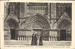 CPA Poitiers Cathedrale Saint Pierre Les grandes portes de la facade Ouest