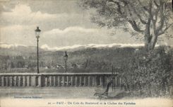 POSTAL Pau de la VENDIMIA una esquina del bulevar y la cadena de los Pyrenees