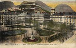 POSTAL Grenoble de la VENDIMIA el lugar Victor Hugo la estatua de Berlioz y de fortalezas