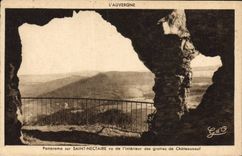 CPA Panorama sur Saint Nectaire Vu de L'Interieur des Grottes de Chateauneuf