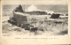 CPA Biarritz Le Rocher De La Vierge et la passerelle