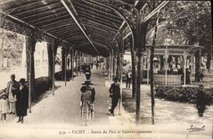 VINTAGE POSTCARD Vichy Source of the Park and covered Galleries