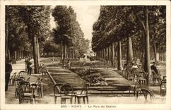 VINTAGE POSTCARD Vichy the Park Of the Casino