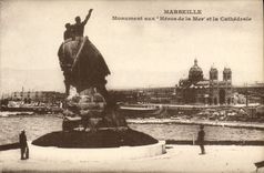 CPA Marseille Monument Aux Heros De La Mer Et La Cathedrale