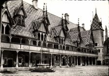 CPM Beaune Hotel Dieu La cour d'honneur