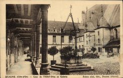 CPA Beaune Cour De I'Hotel Dieu Et Galerie