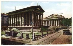 CPA Nimes Le Theatre Et La Maison Carree