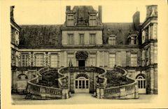 VINTAGE POSTCARD Castle De Fontainebleau Escalier out of horseshoe