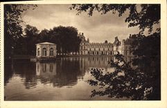 VINTAGE POSTCARD Fontainebleau Frontage On I' Etang Of Carps