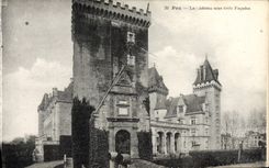 Castillo de Pau de la POSTAL de la VENDIMIA debajo de tres ataques frontales