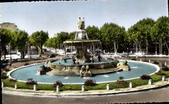 CPM Aix En Provence La Grande Fontaine sur la rotonde