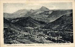 CPA Digne les Bains Vue panoramique Le cheval Blanc Le pic de Couars et la barre des Dourbes