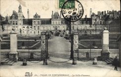 VINTAGE POSTCARD Palate of Fontainebleau the Grid of honor