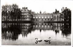 VINTAGE POSTCARD Palate of Fontainebleau Frontage of the Palate seen of the pond of carps