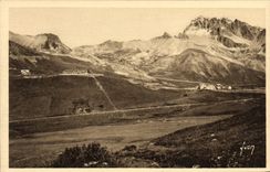 CPA Col du Lautaret La route en lacets vers le col du Galibier A droite massif du Grand Galibier