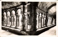 CPM Arles Cloitre St Trophime Galeries