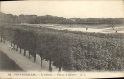 CPA Fontainebleau Le Chateau Vue Sur Le Parterre
