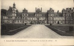VINTAGE POSTCARD Palate De Fontainebleau the Frontage On the Court Of Adicux