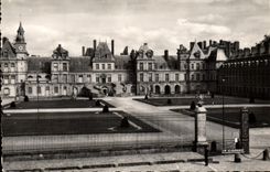 CPM Fontainebleau Le Palais Cours du Cheval Blanc ou des Adieux 