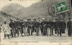 CPA Douanes Douaniers Groupe de soldat francais et italiens a la frontiere Militaria
