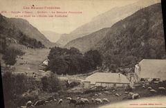 CPA Douanes Douaniers Vallee d'Ossau Gabas La douane francaise et le parc de l'Hotel des Pyrenees