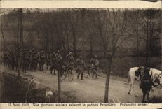 CPA Douanes Douaniers Nov 1918 Nos glorieux soldats saluent le poteau frontiere 