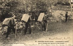 CPA Douanes Douaniers Frontiere franco suisse Contrebandiers en marche dans la montagne pour traverser la ligne