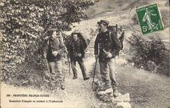 CPA Douanes Douaniers Frontiere franco suisse Douaniers francais se rendant a l'embuscade 